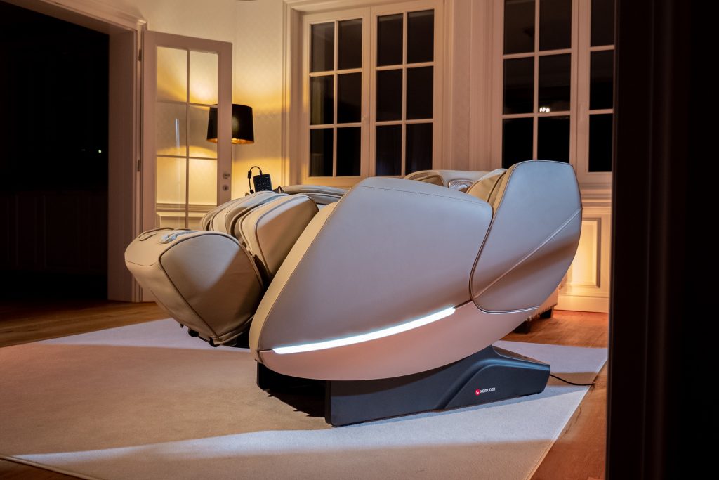 Fotoliu de masaj Komoder într-o poziție Zero Gravity în interiorul unei case