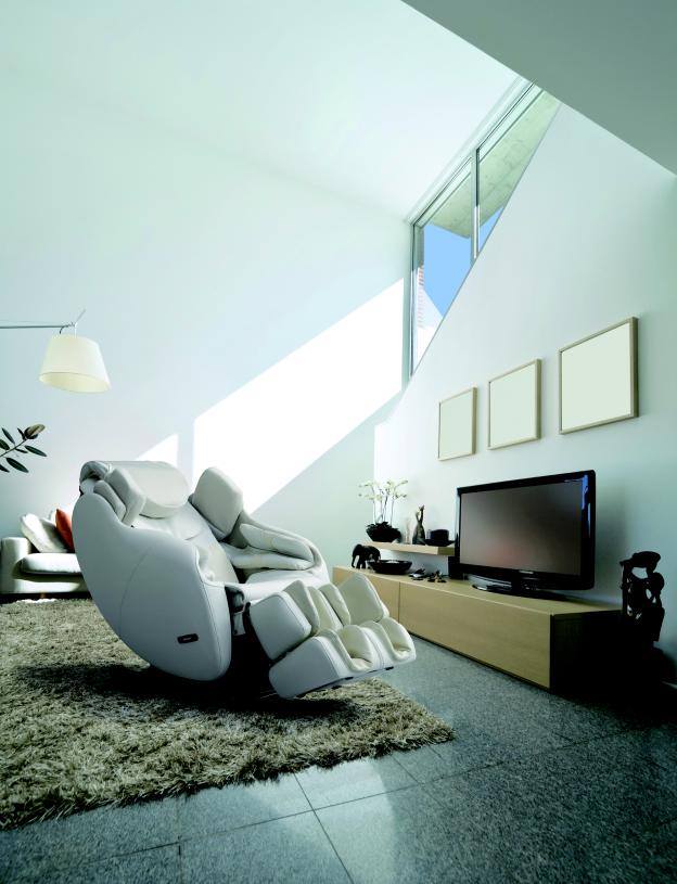 Interior de apartament modern cu un fotoliu de masaj alb în mijlocul camerei