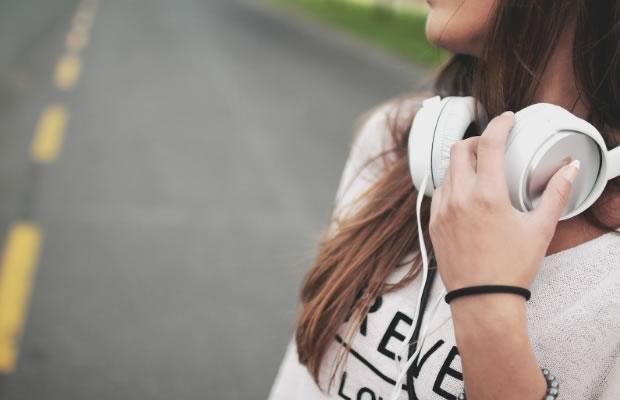 Femeie care asculta muzica pe strada