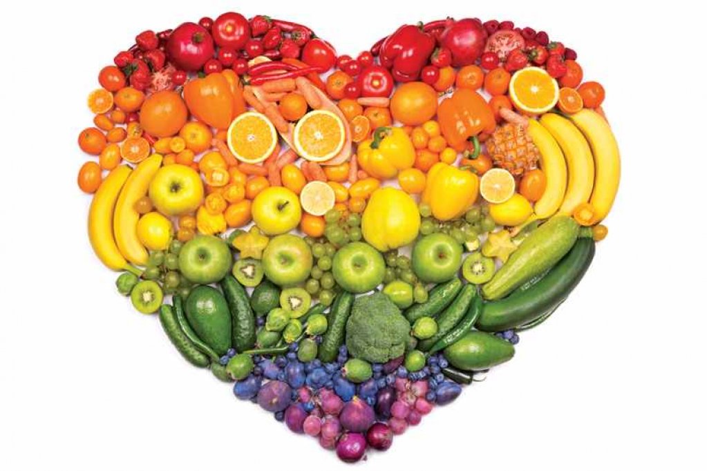 Aranjament format din fructe și legume colorate, într-o formă care sugerează o inimă
