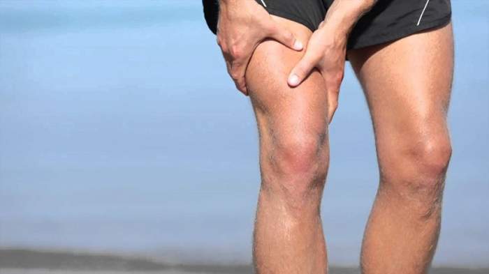 Picioarele unui atlet după efort în timpul unei puternice dureri musculare