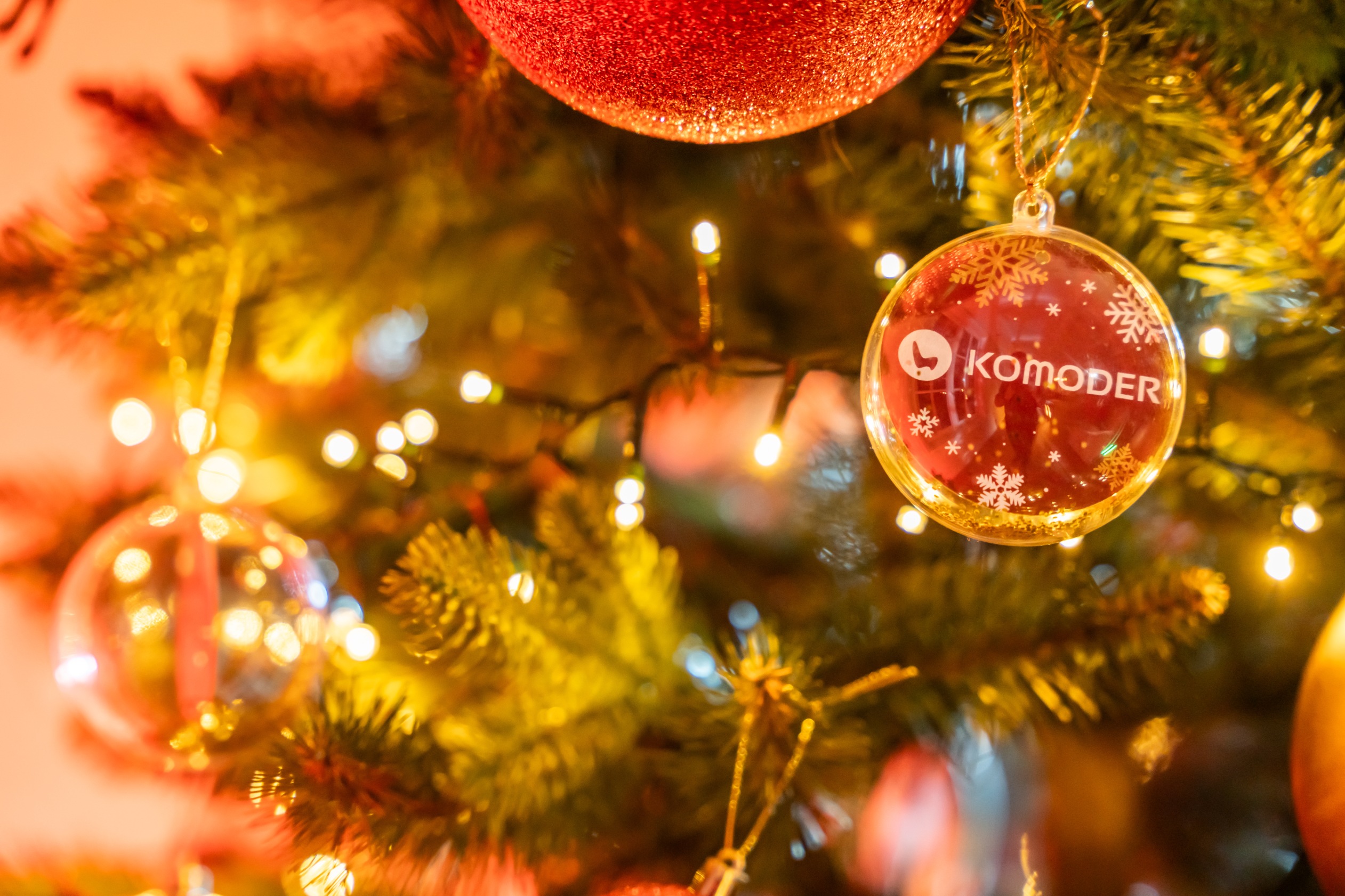 Aranjament cu ornamente de Crăciun și un glob roșu Komoder