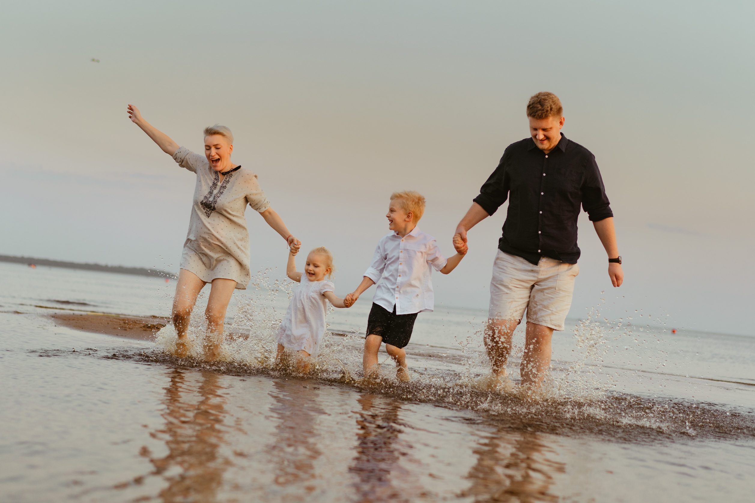 Familie veselă în mare în vacanță