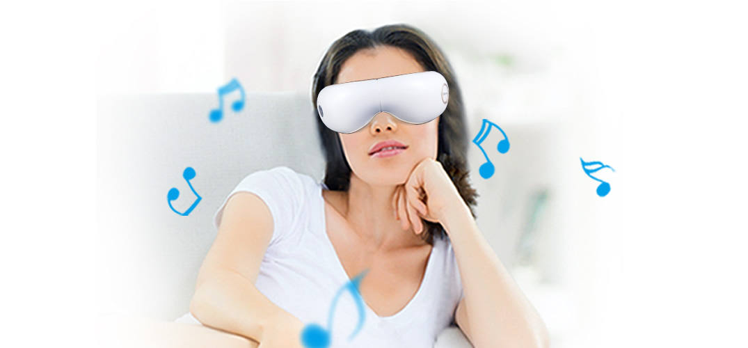 O femeie asculta muzica la ochelarii audio care executa si masaj in jurul ochilor